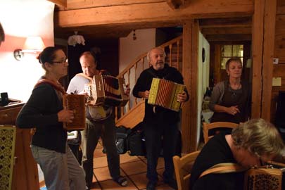 accordeon gîte le vieux madrier la clusaz